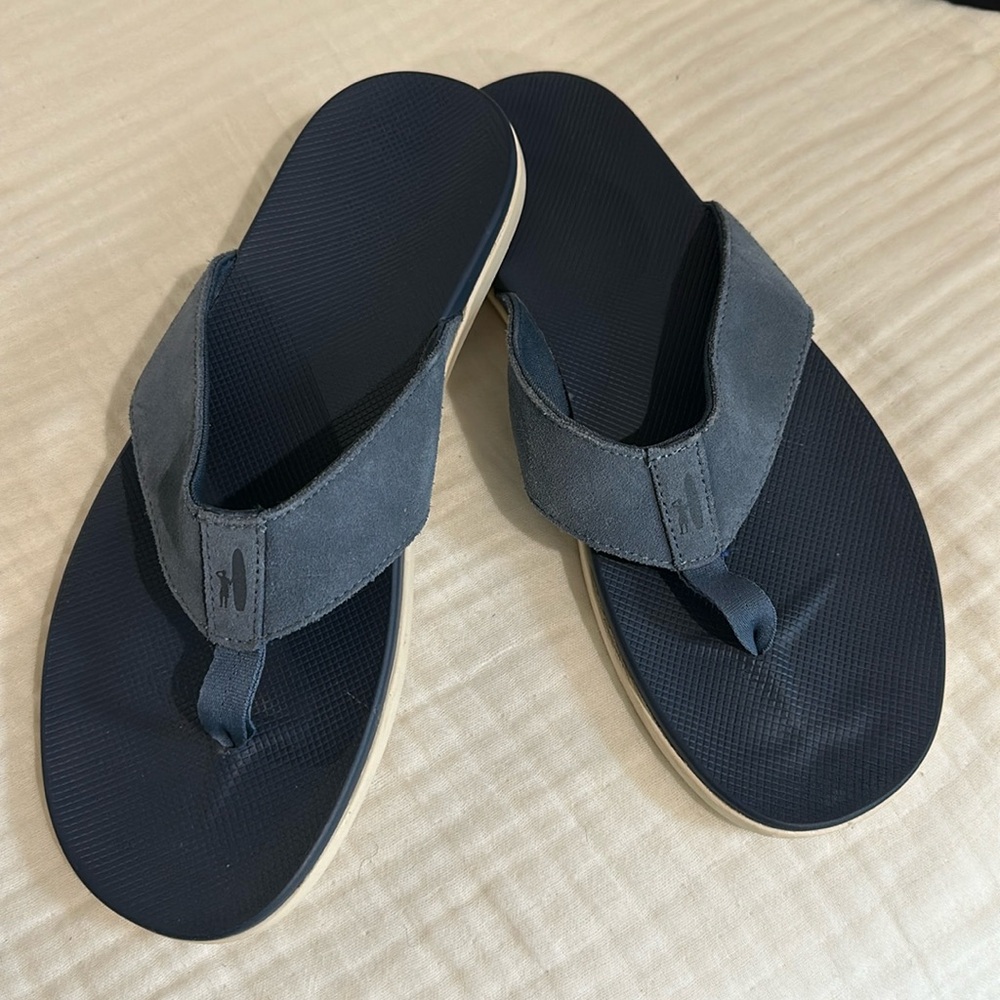 Johnnie-O size 10 blue flip flops